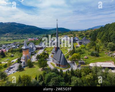 Luftaufnahmen des Klosters Barsana in Maramures County, Rumänien. Die Landschaftsfotografie wurde von einer Drohne in einer niedrigeren Höhe aufgenommen Stockfoto