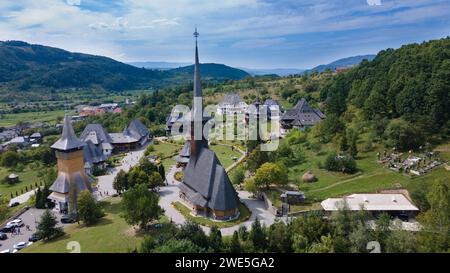 Luftaufnahmen des Klosters Barsana in Maramures County, Rumänien. Die Landschaftsfotografie wurde von einer Drohne in einer niedrigeren Höhe aufgenommen Stockfoto