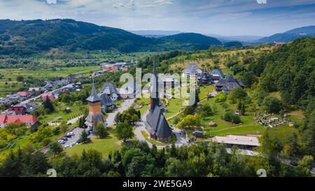 Luftaufnahmen des Klosters Barsana in Maramures County, Rumänien. Die Landschaftsfotografie wurde von einer Drohne in einer höheren Höhe von wi aufgenommen Stockfoto