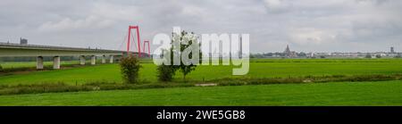 Deutschlands 39 längste Hängebrücke (803 m) überquert den Rhein bei Emmerich in Nordrhein-Westfalen Stockfoto