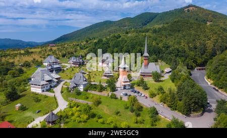 Luftaufnahmen des Klosters Barsana in Maramures County, Rumänien. Die Landschaftsfotografie wurde von einer Drohne in einer höheren Höhe von wi aufgenommen Stockfoto