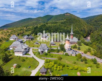 Luftaufnahmen des Klosters Barsana in Maramures County, Rumänien. Die Landschaftsfotografie wurde von einer Drohne in einer höheren Höhe von wi aufgenommen Stockfoto