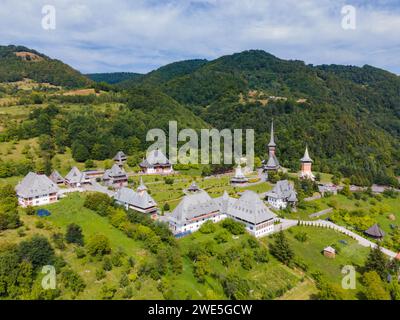 Luftaufnahmen des Klosters Barsana in Maramures County, Rumänien. Die Landschaftsfotografie wurde von einer Drohne in einer höheren Höhe von wi aufgenommen Stockfoto