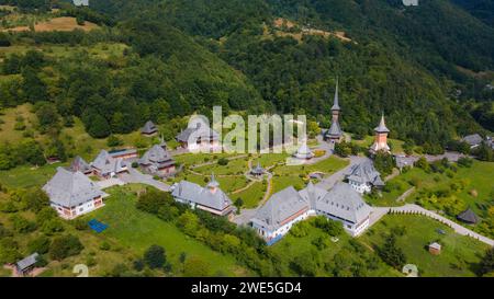 Luftaufnahmen des Klosters Barsana in Maramures County, Rumänien. Die Fotografie wurde von einer Drohne in einer höheren Höhe aufgenommen Stockfoto