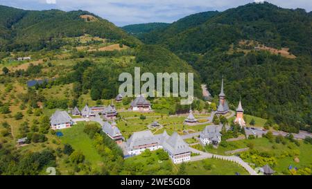 Luftaufnahmen des Klosters Barsana in Maramures County, Rumänien. Die Landschaftsfotografie wurde von einer Drohne in einer höheren Höhe von wi aufgenommen Stockfoto