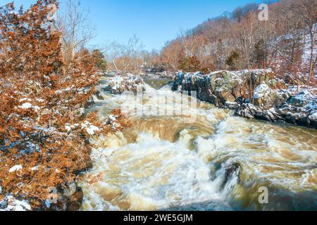 Little Sister fällt auf der Olmsted Island in der Nähe der Great Falls des Potomac River während der Winterfluten. Chesapeake und Ohio Canal National Historical Stockfoto
