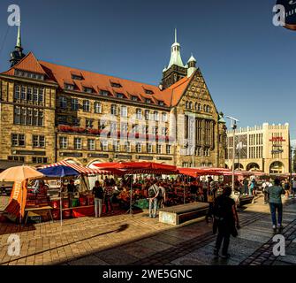 Marktstände auf dem Chemnitzer Marktplatz, im Hintergrund das neue Rathaus und die Galerie Roter Turm, Sachsen, Deutschland Stockfoto