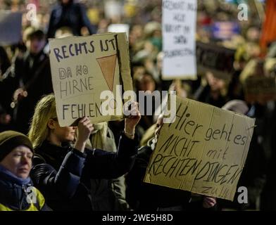 Schwerin, Deutschland. Januar 2024. Teilnehmer einer Demonstration gegen Rechtsextremismus unter dem Motto „Never Again is now! - Gegen die rechte Agitation und Abschiebepläne auf dem Marktplatz. Auf einem Poster steht: „Das Richtige ist, wo Gehirne fehlen“. Mit dieser Aktion wollen die Bewohner ein Beispiel für Widerstand gegen rechtsextreme Aktivitäten setzen. Quelle: Jens Büttner/dpa/Alamy Live News Stockfoto