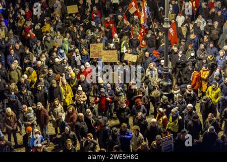 Schwerin, Deutschland. Januar 2024. Teilnehmer einer Demonstration gegen Rechtsextremismus unter dem Motto „Never Again is now! - Gegen die rechte Agitation und Abschiebepläne auf dem Marktplatz. Mit dieser Aktion wollen die Bewohner ein Beispiel für Widerstand gegen rechtsextreme Aktivitäten setzen. Quelle: Jens Büttner/dpa/Alamy Live News Stockfoto