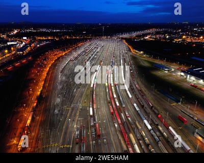 23.01.2024 / Halle Saale Sachsen Anhalt Sachsen-Anhalt Luftbild Ansicht Stadtansicht Foto : Güterbahnhof Güterverkehr Schienenverkehr Deutsche Bahn Rangierbahnhof im Eisenbahnknoten Halle Saale zentraler Rangierbahnhof für den mitteldeutschen Raum Zugbildungsanlage Nachtaufnahme Blaue Stunde *** 23 01 2024 Halle Saale Sachsen Anhalt Sachsen Anhalt Sachsen Anhalt Luftansicht Stadtansicht Foto Güterbahnhof Güterverkehr Bahnverkehr Deutsche Bahn Rangierbahnhof in Halle zentraler Rangierbahnhof für die mitteldeutsche Zugformationsanlage Night Sho Stockfoto