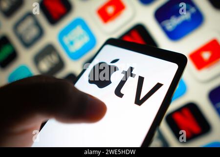 Brasilien. Januar 2024. In dieser Fotoabbildung wird das Apple TV-Logo auf einem Smartphone-Bildschirm angezeigt (Foto: Rafael Henrique/SOPA Images/SIPA USA) *** ausschließlich für redaktionelle Nachrichten *** Credit: SIPA USA/Alamy Live News Stockfoto