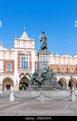 Adam-Mickiewicz-Denkmal (Pomnik Adam Mickiewicza) vor der Tuchhalle (Sukienice) in Rynek Glówny in der Altstadt von Kraków in Polen Stockfoto