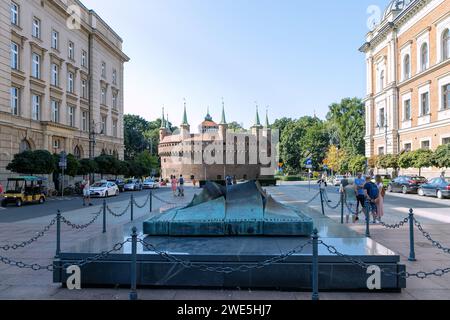 Grab des unbekannten Soldaten (Grób Nieznanego Żołnierza) auf dem Matejko-Platz (Plac Jana Matejki) und Barbakane in der Altstadt von Kraków in Polen Stockfoto