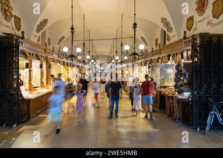 Tuchhalle (Sukienice) mit seinen Ständen im Inneren in Rynek Glówny in der Altstadt von Kraków in Polen Stockfoto