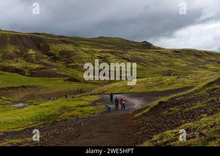 Wanderer auf Wanderwegen zu den Reykjadalur Hot Springs oder dem Steam Valley befinden sich im südlichen Teil Islands. Stockfoto