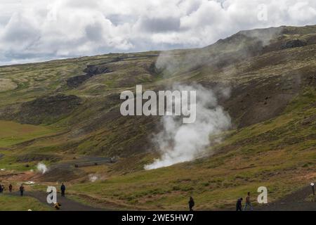 Wanderer auf Wanderwegen zu den Reykjadalur Hot Springs oder dem Steam Valley befinden sich im südlichen Teil Islands. Stockfoto