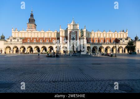 Rynek Glówny mit Tuchhalle (Sukienice) und Adam Mickiewicz Monument (Pomnik Adam Mickiewicza) im Morgenlicht in der Altstadt von Kraków in Pola Stockfoto