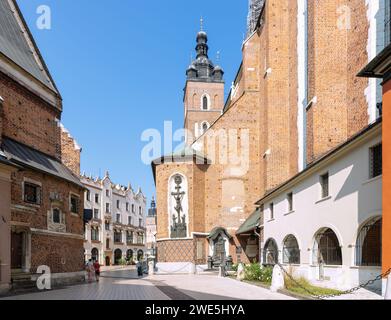 Plac Mariacki mit Südseite der St. Maria&#39;Kirche (Kościół Mariacki), nördlich der St. Barbara-Kirche (Kościół św. Barbary) und Blick auf Rynek GL Stockfoto