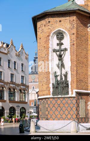 Plac Mariacki mit Südseite der St. Mary&#39;s Kirche (Kościół Mariacki), Hard Rock Café und Blick auf Rynek Glówny mit Tuchhalle (Sukienice) im Stockfoto