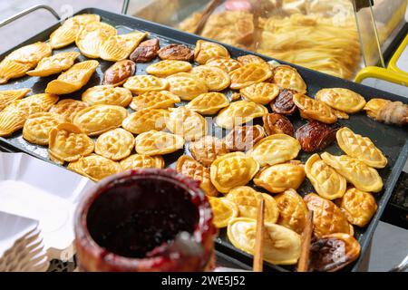 Oscypek, gegrillter Käse mit Preiselbeermarmelade, auf dem Markt in Kraków in Polen Stockfoto