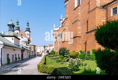 Garten und Gasse zwischen St. Peter-und-Paul-Kirche (kościół św. Piotra i Pawła) und St. Andrew&#39;s Kirche (Kościół św. Andrzeja) in der Altstadt von Stockfoto