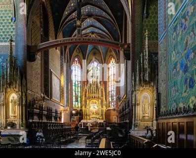 Innenraum der Franziskanerkirche (Bazylika Świętego Franciszka z Asyżu) mit Blumenschmuck von Stanisław Wyspiański in der Altstadt von Kraków in Po Stockfoto