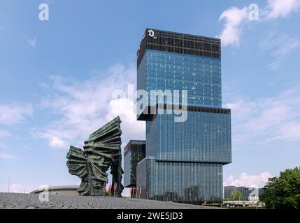 Bürogebäude .KTW, Denkmal für die schlesischen Aufständischen (Pomnik Powstańców Śląskich) und Spodek in Kattowitz in Oberschlesien in Polen Stockfoto