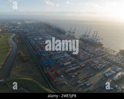 Bremerhaven, 29. Dezember 2023: Containerterminal im Bremerhaven. Nordsee-Terminal Bremerhaven. Stockfoto