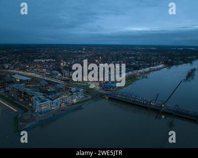 Luftüberblick in der Abenddämmerung der Stadt Zutphen, entlang des Flusses Ijssel in Gelderland, Niederlande. Vogelperspektive Drohnenansicht in den Niederlanden Stockfoto