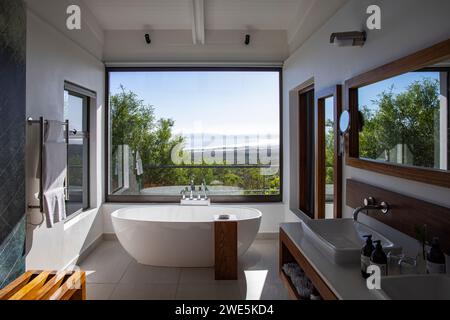 Badezimmer einer Suite in Forest Lodge, Grootbos Private Nature Reserve, Western Cape, Südafrika Stockfoto