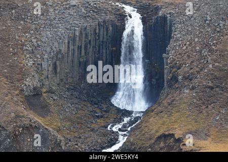 Basalt Rock Columns und Glacial River am Studlagil Canyon, Jokuldalur, East Iceland Stockfoto