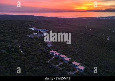 Blick aus der Vogelperspektive auf die Forest Lodge mit Blick auf das Walker Bay Nature Reserve bei Sonnenuntergang, Grootbos Private Nature Reserve, Western Cape, Südafrika Stockfoto