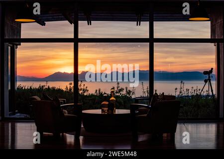 Forest Lodge Lounge mit Blick auf Walker Bay und die Berge des Maanschynkop Nature Reserve bei Sonnenuntergang, Grootbos Private Nature Reserve, Western Cape, Stockfoto