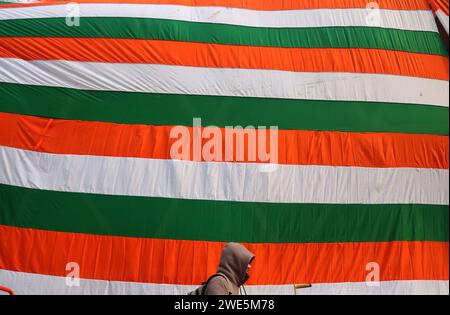 Srinagar Kaschmir, Indien. Januar 2024. Ein Mann läuft an einem riesigen Indianer-Dreifarbig in Srinagar vorbei. Der Tag der Republik in Indien erinnert an die Verabschiedung der Verfassung und den Übergang des Landes zu einer Republik am 26. Januar 1950, wobei jedes Jahr am selben Tag gefeiert wird. Am 23. Januar 2024 In Srinagar Kaschmir, Indien. (Kreditbild: © Firdous Nazir/OKULARIS via ZUMA Press Wire) NUR REDAKTIONELLE VERWENDUNG! Nicht für kommerzielle ZWECKE! Stockfoto