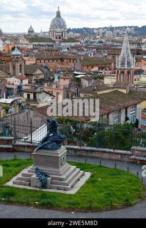 Enrico e Giovanni Cairoli-Denkmal mit hinter, vielen Sehenswürdigkeiten, der anglikanischen Kirche der Allerheiligen, der Kirche des Heiligen Athanasius, dem San Carlo al CORS Stockfoto