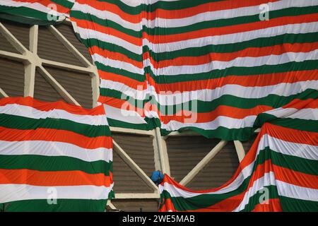 Srinagar Kaschmir, Indien. Januar 2024. Regierungsangestellte bedecken die Peripherie eines Hallenstadions mit einem riesigen indischen Dreifarbig vor dem Indischen Tag der Republik in Srinagar. Der Tag der Republik in Indien erinnert an die Verabschiedung der Verfassung und den Übergang des Landes zu einer Republik am 26. Januar 1950, wobei jedes Jahr am selben Tag gefeiert wird. Am 23. Januar 2024 In Srinagar Kaschmir, Indien. (Kreditbild: © Firdous Nazir/OKULARIS via ZUMA Press Wire) NUR REDAKTIONELLE VERWENDUNG! Nicht für kommerzielle ZWECKE! Stockfoto