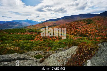 Blick auf die Adirondack Mountains im Herbst vom Owls Head Mountain, Adirondacks, New York State, USA Stockfoto