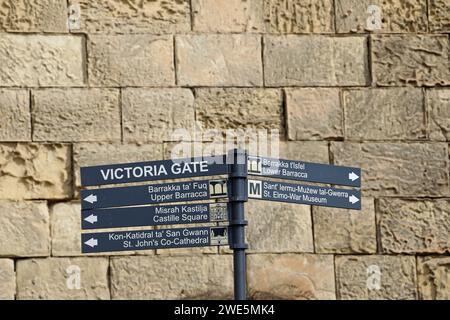 Touristeninformationsschild am Victoria Gate in Valletta Stockfoto