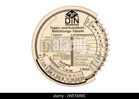 Deutschland, Potsdam – 22. November 2019. Agfa DIN Tageslicht- und Kunstlichtbelichtungstabelle. Vintage-Lichtmesser. Filmfabrik Wolfen. Beschneidungspfad. Stockfoto