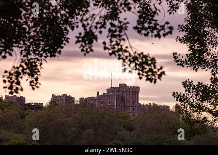 Windsor Castle von der Themse aus gesehen bei Sonnenuntergang, Windsor, Berkshire, England, Vereinigtes Königreich Stockfoto