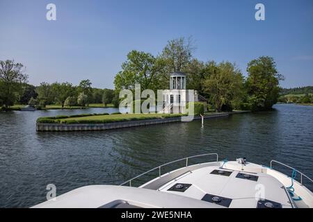 Bug of a Le Boat Horizon 4 Hausboot auf dem Henley Royal Regatta Kurs auf der Themse mit Temple Island, Henley-on-Thames, Oxfordsh Stockfoto