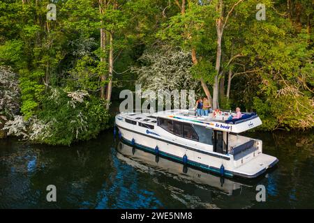 Aus der Vogelperspektive eines Le Boat Horizon 4 Hausbootes, das auf einer Insel an der Themse nahe dem Cliveden National Trust vor Anker liegt und die Leute einen Grillabend vorbereiten Stockfoto