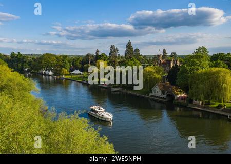 Aus der Vogelperspektive eines Le Boat Horizon 4 Hausbootes am Oakley Court Hotel entlang der Themse, Water Oakley, in der Nähe von Windsor, Berkshire, England, Un Stockfoto