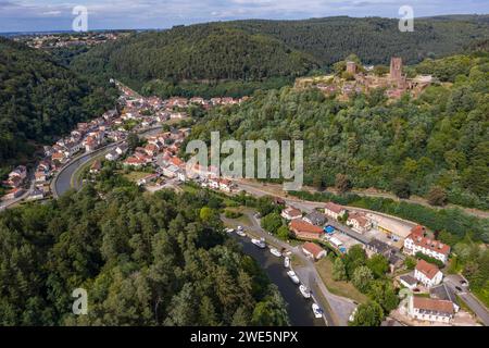 Luftaufnahme der Stadt und Hausboote auf dem Canal de la Marne au Rhin mit der Burg Château de Lutzelbourg, Lutzelbourg, Moselle, Frankreich Stockfoto