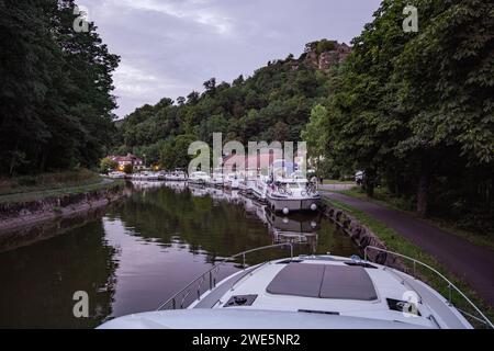 Bug eines Le Boat Horizon 5 Hausbootes und andere Hausboote auf dem Canal de la Marne au Rhin mit Schloss Château de Lutzelbourg, Lutzelbourg, Mosel, F Stockfoto