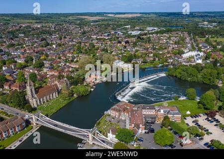 Luftaufnahme der Stadt mit All Saints Church, Marlow Suspension Bridge und Wehr entlang der Themse, Marlow, Buckinghamshire, England, Großbritannien Stockfoto