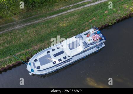 Aus der Vogelperspektive von Freunden, die ein Barbecue-Abendessen an Deck eines Le Boat Horizon 5 Hausbootes genießen, das auf dem Canal de la Marne au Rhin, Hessen, Mosel, Fr. Stockfoto