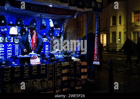 Merchandise steht vor dem Stadion vor dem Halbfinalspiel des Carabao Cup im Stamford Stadium, London. Bilddatum: Dienstag, 23. Januar 2024. Stockfoto