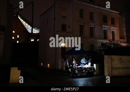 Merchandise steht vor dem Stadion vor dem Halbfinalspiel des Carabao Cup im Stamford Stadium, London. Bilddatum: Dienstag, 23. Januar 2024. Stockfoto