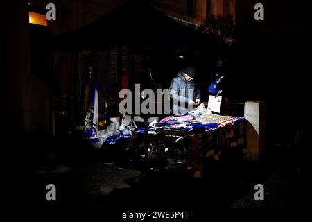 Merchandise steht vor dem Stadion vor dem Halbfinalspiel des Carabao Cup im Stamford Stadium, London. Bilddatum: Dienstag, 23. Januar 2024. Stockfoto